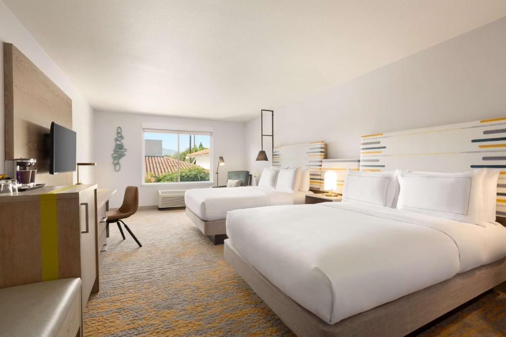 Queen Room with Two Queen Beds and Bath Tub